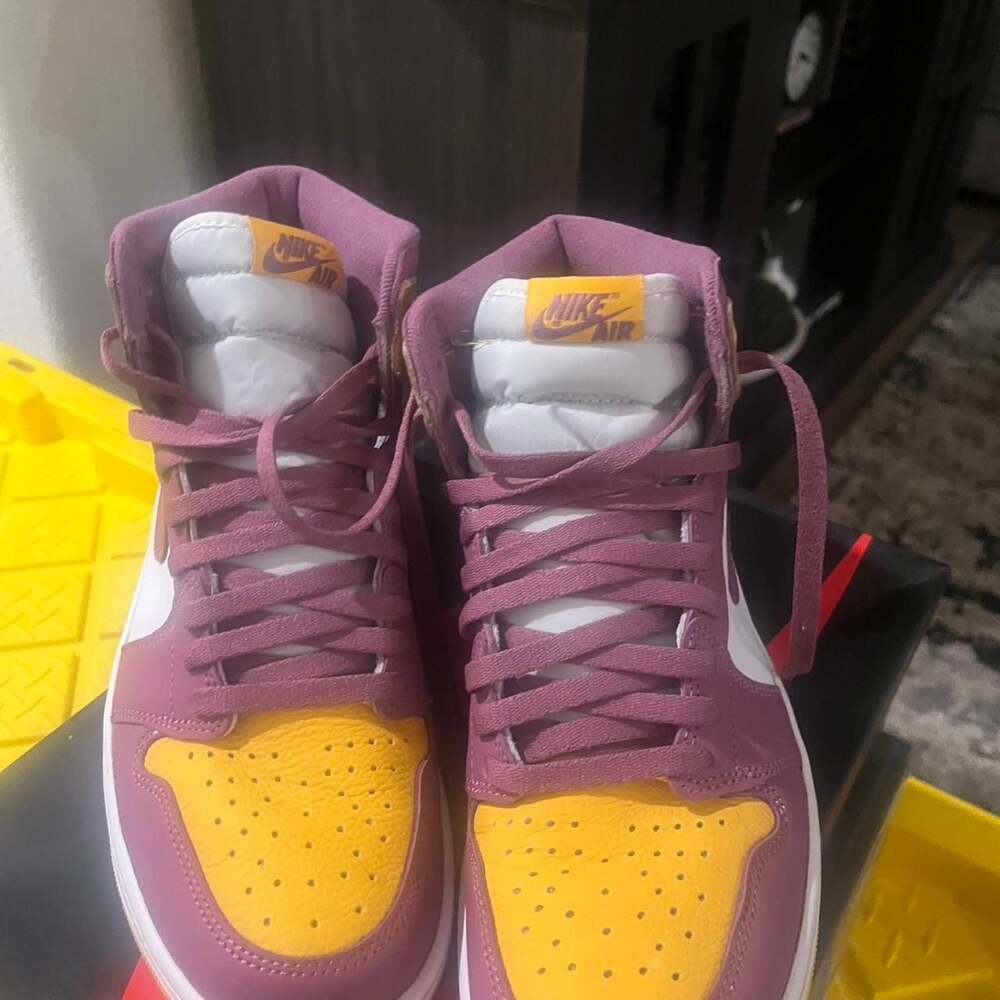 Air Jordan 1 Retro High OG University Gold Light Bordeaux - Picture 3 of 4
